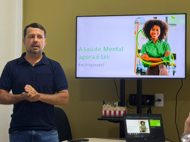 Instrutor da ErgoBR conduzindo treinamento de ergonomia em sala para colaboradores