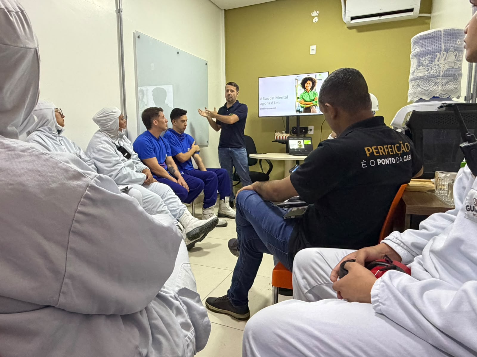 Treinamento de ergonomia conduzido pela equipe da ErgoBR para colaboradores