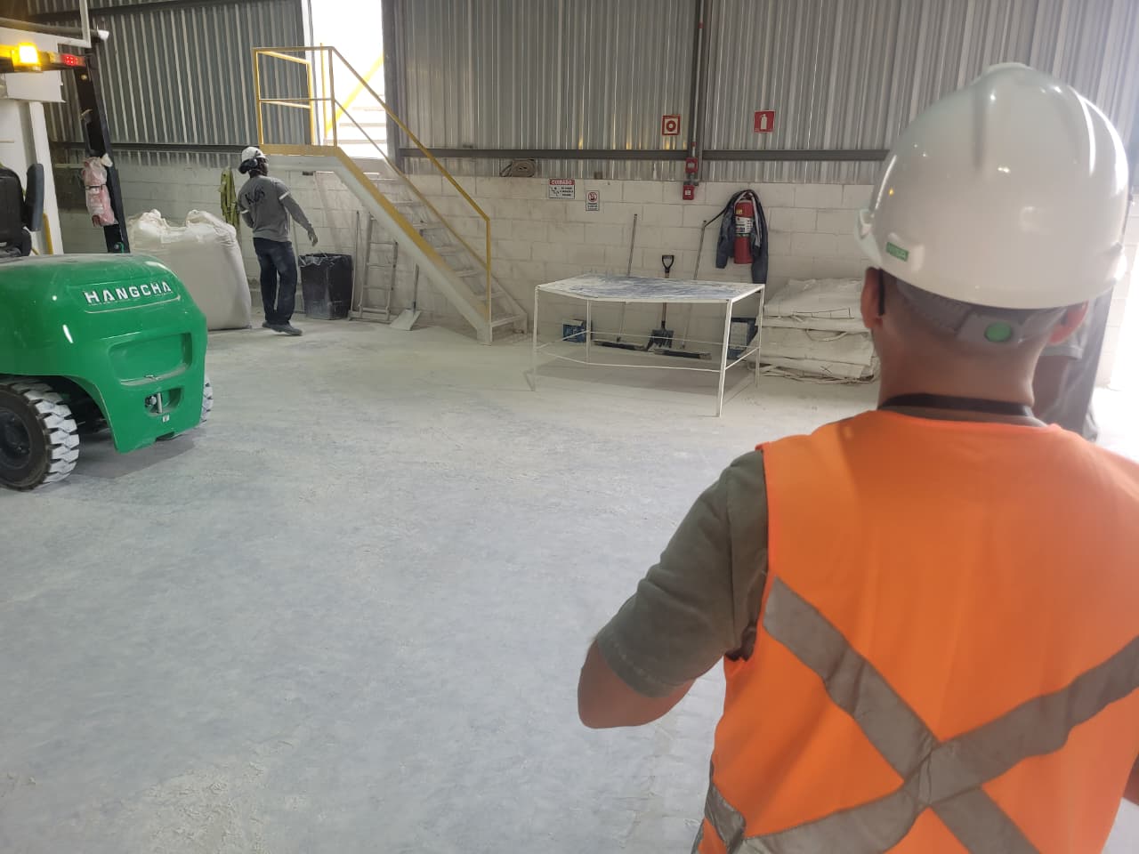 Equipe da ErgoBR em visita técnica a um posto de trabalho