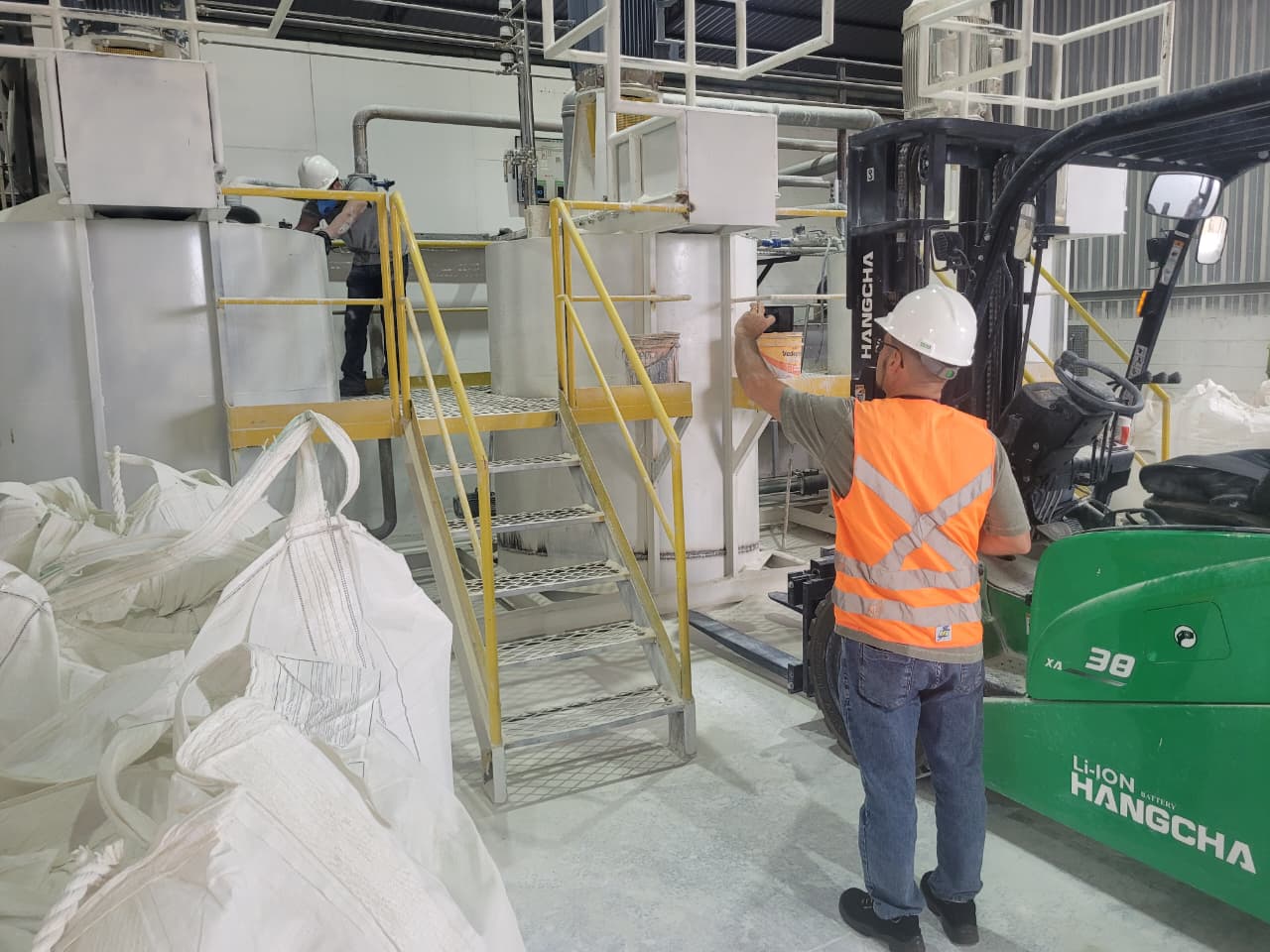 Especialista da ErgoBR realizando avaliação ergonômica em ambiente industrial