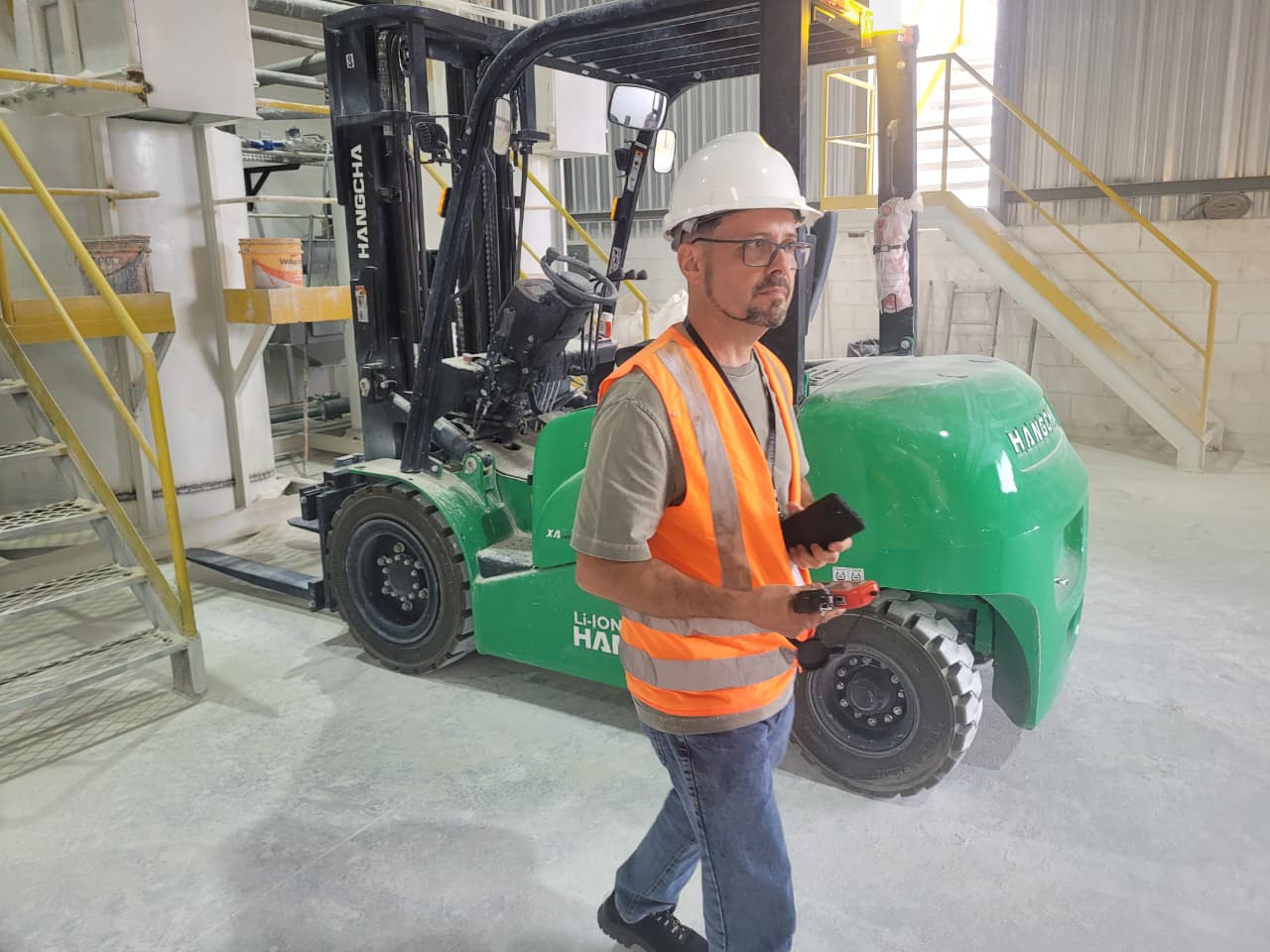 Especialista da ErgoBR medindo condições do posto de trabalho com equipamento técnico